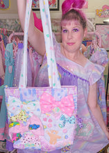 Load image into Gallery viewer, 90&#39;s pastel heart allover bow quilted tote bag