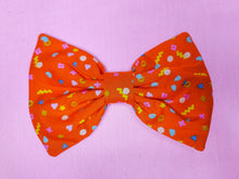 Load image into Gallery viewer, Orange memphis print hair bow, fairy spank kei, retro 80s 90s mall food court